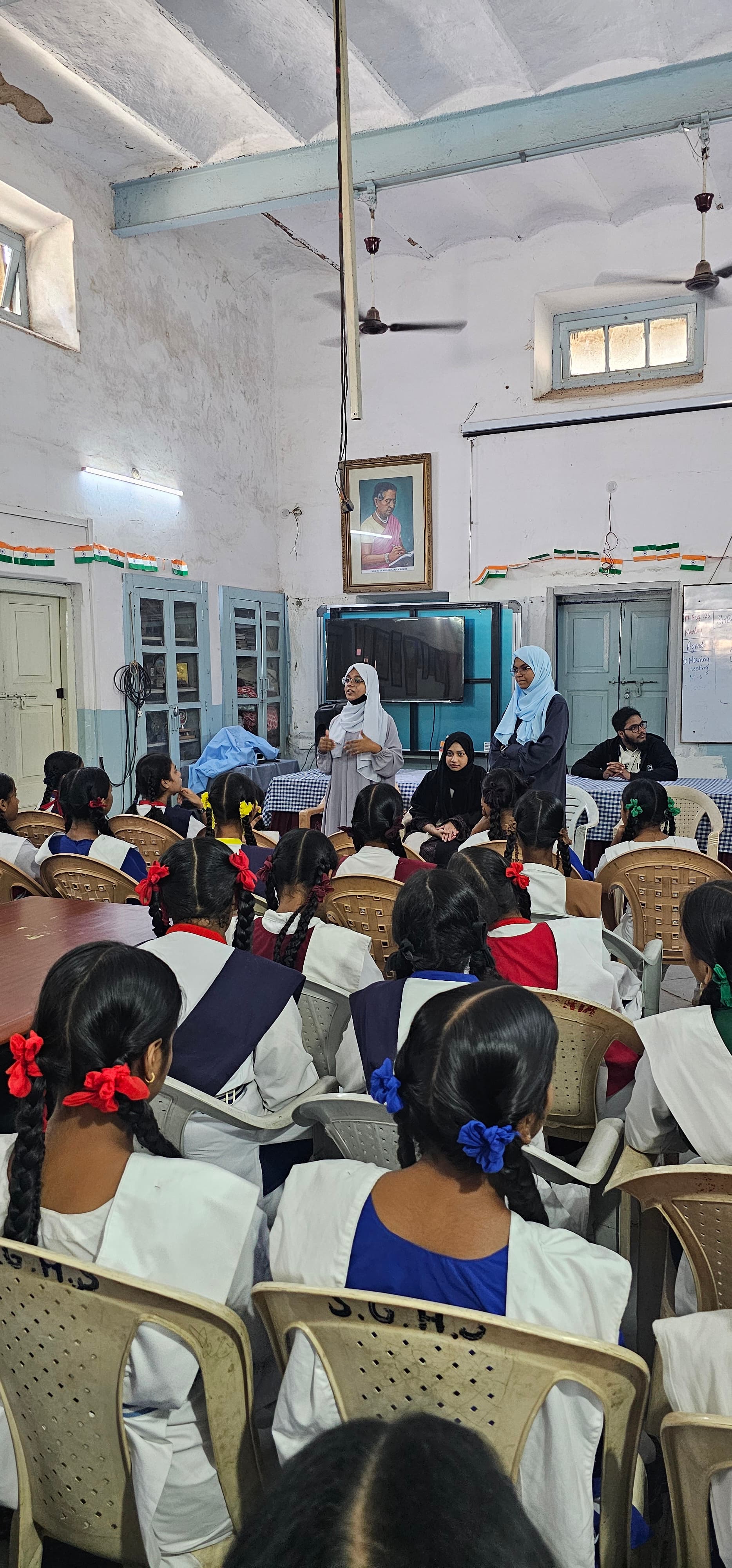 CSI MJCET student leaders interacting with school students